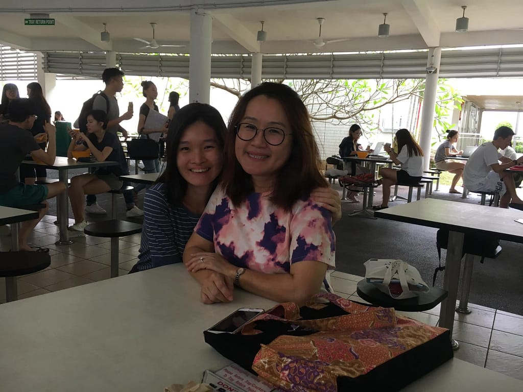 Thai teacher in NUS Kitiarsa Rungnapa and Joanne Tan Learn Thai in Singapore